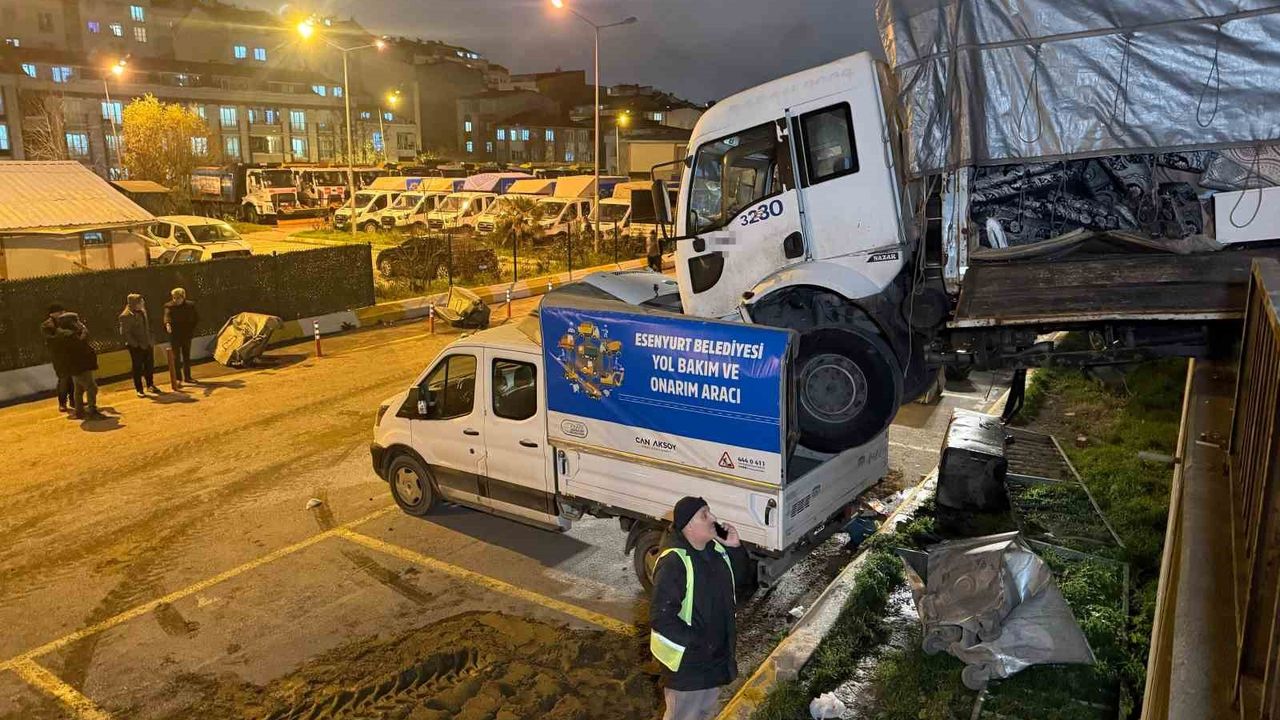 Esenyurt’ta Park Halindeki Kamyon Hareket Etti, Kamyonetin Üzerine Düştü