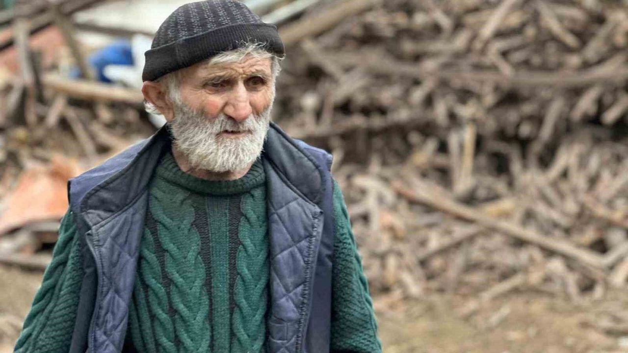 Evinden 20 Kamyon Çöp Çıkan Yaşlı Adam Çatıdan Düştü