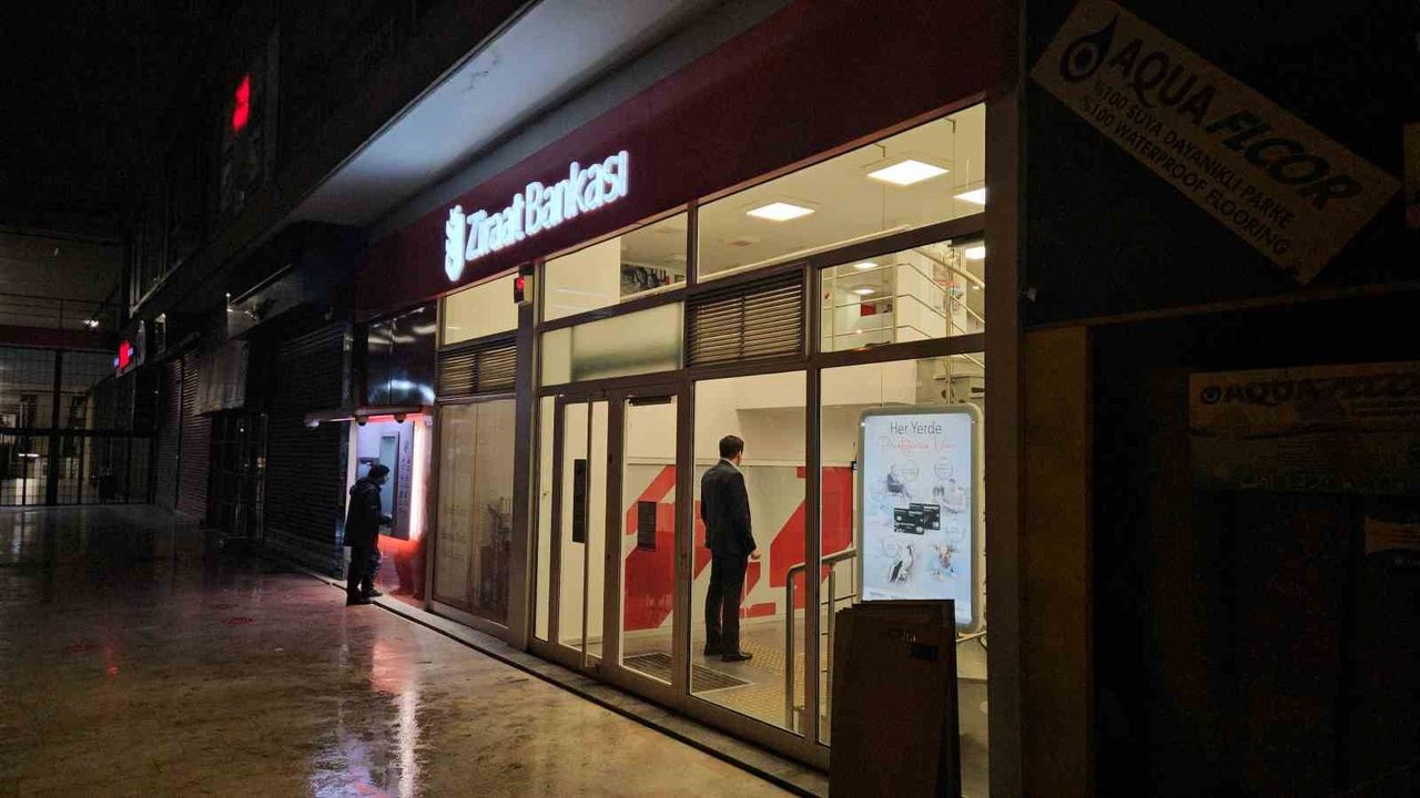 Fatih’te Banka Soygunu: Silahlı Şahıs 112 Bin TL’yi Gasp Edip Kaçtı