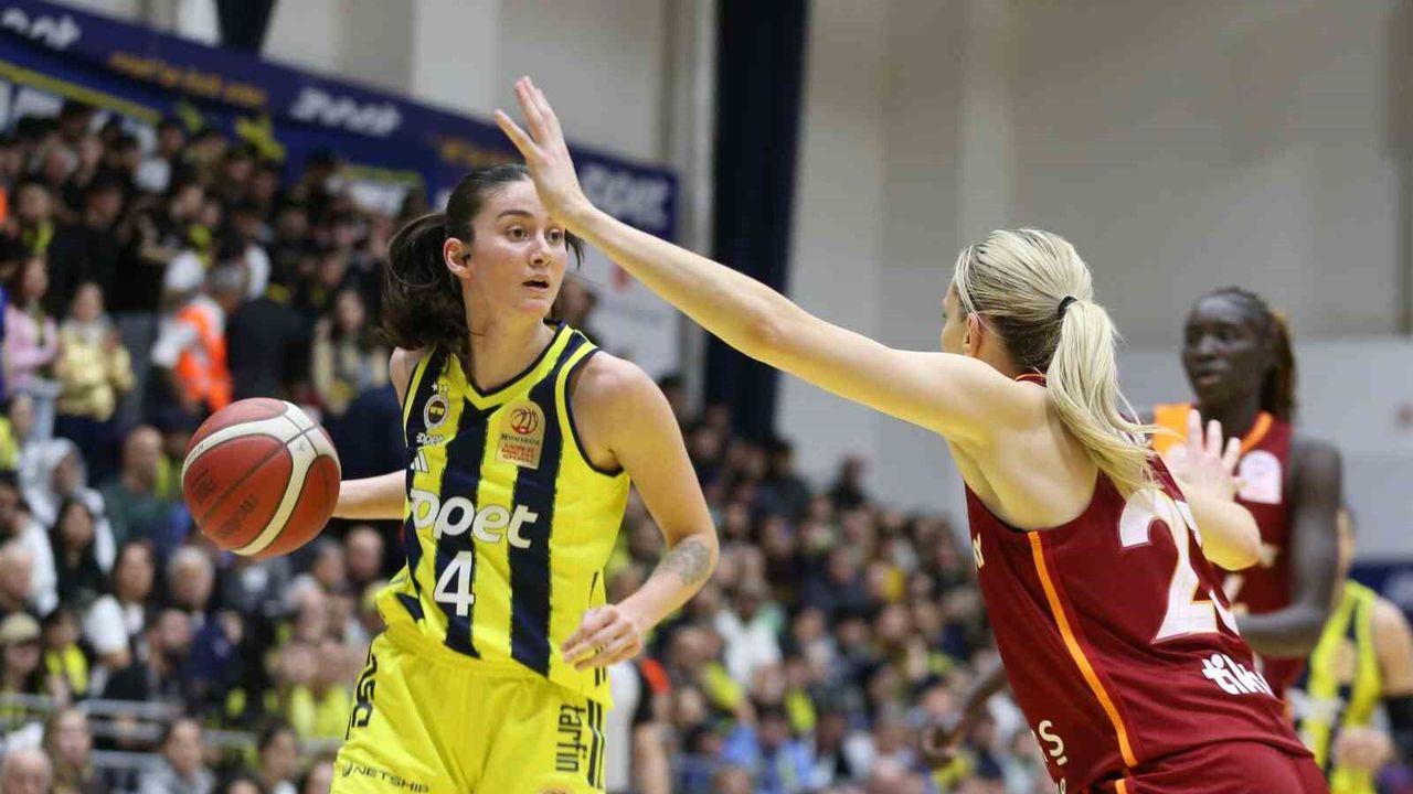 Fenerbahçe, Galatasaray’ı iki derbide de devirdi