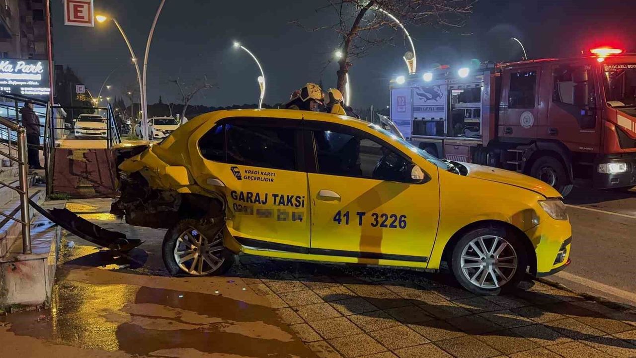 Gebze’de İki Araç Çarpıştı: Maddi Hasar Var