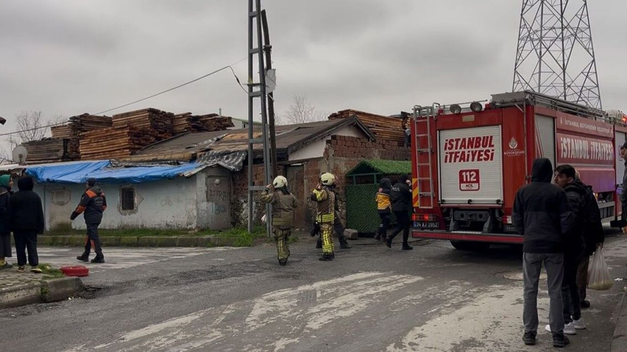 İstanbul Başakşehir’de 3 Katlı Binanın Çatısında Yangın Çıktı