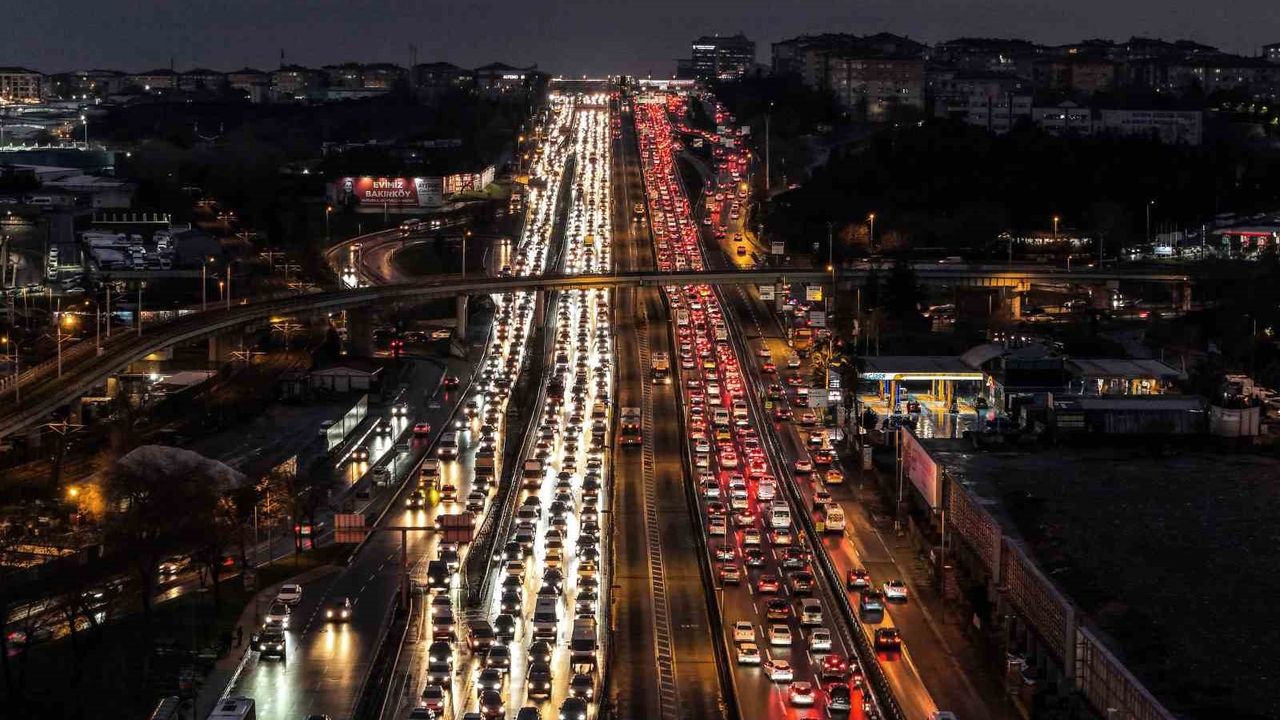 İstanbul trafiği 'ara tatil' dinlemedi