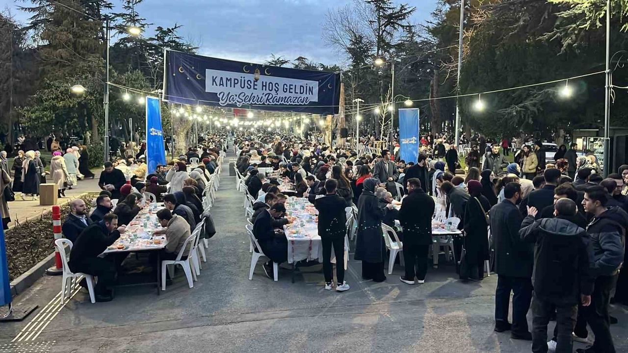 İstanbul Üniversitesi'nde düzenlenen iftara binlerce öğrenci katıldı