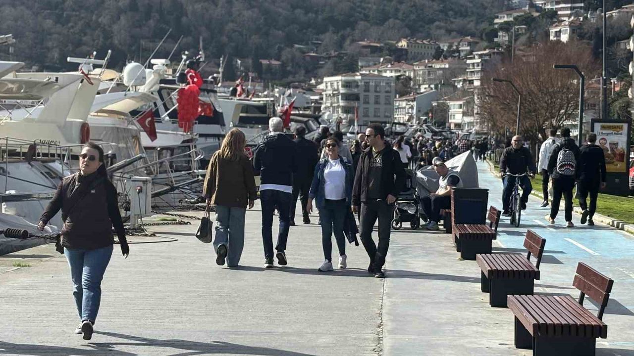 İstanbul'da güneşli havayı fırsat bilenler Bebek sahiline akın etti
