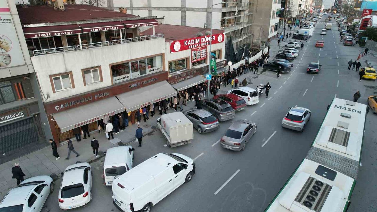 İstanbul'da ilk iftarda pide kuyruğu havadan görüntülendi