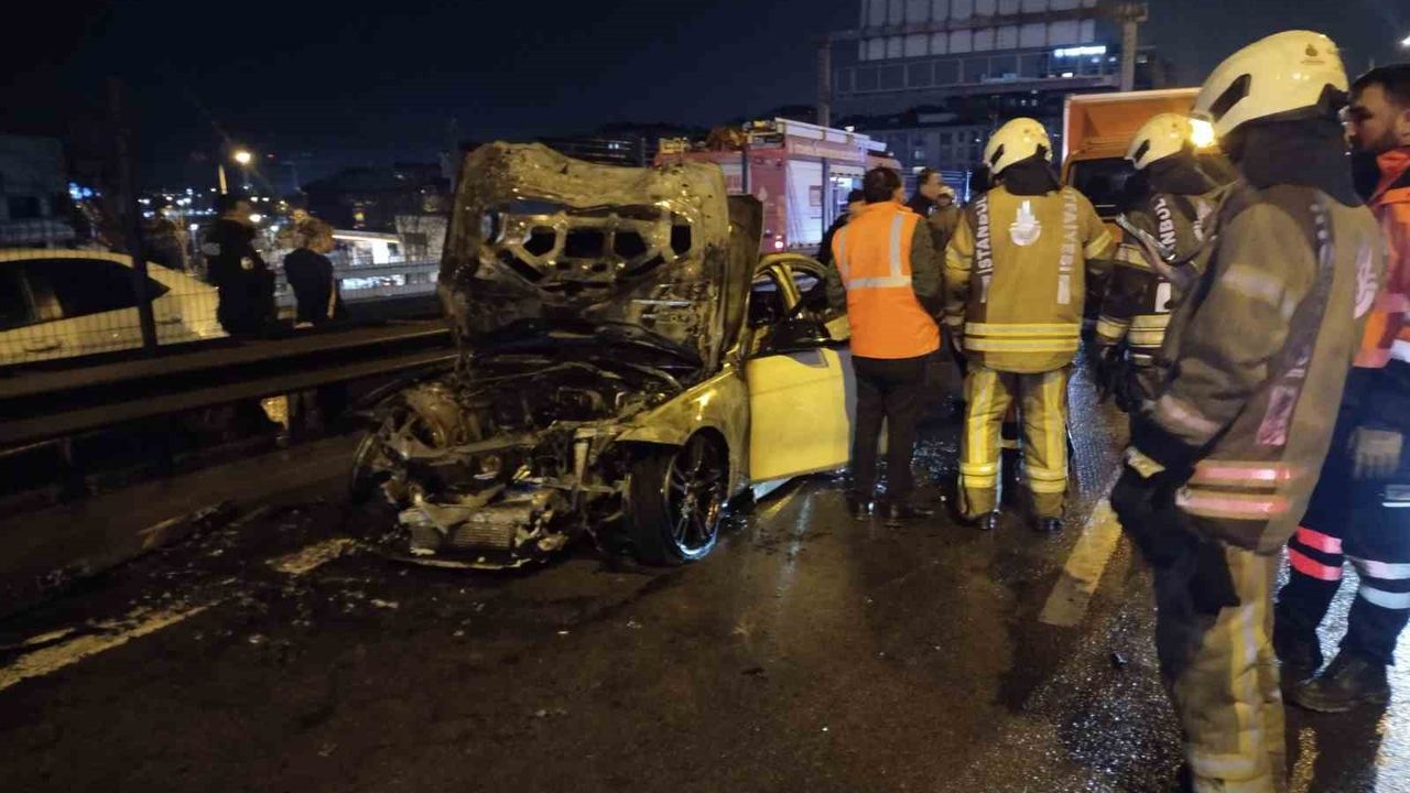 Kadıköy Koşuyolu’nda Seyir Halindeki Otomobil Alev Aldı