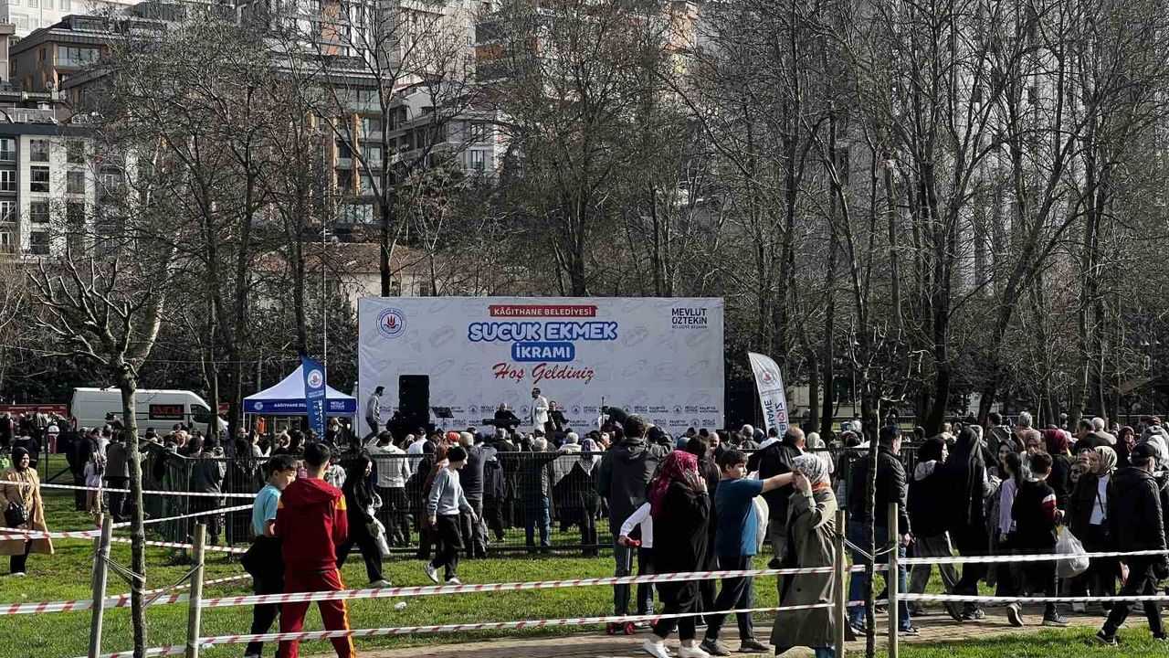 Kağıthane’de 30 bin kişiye sucuk ekmek ikramı