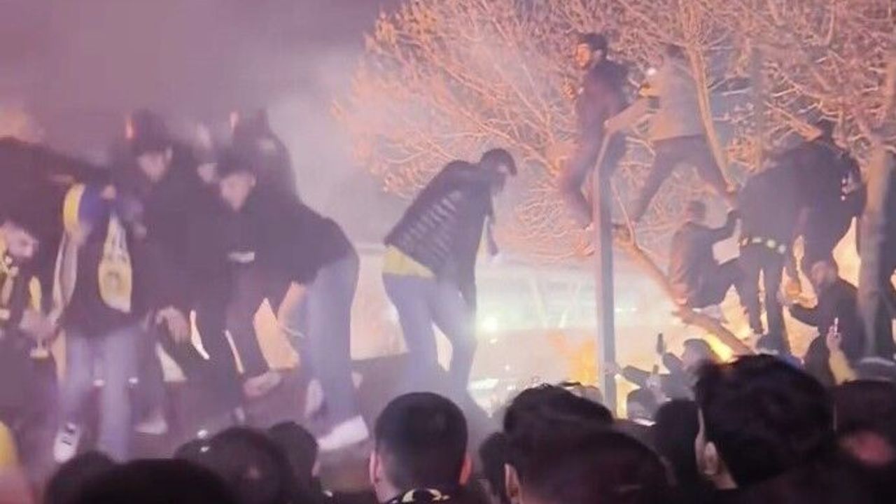 Kante için havalimanına akın eden taraftarların çıktığı çardak çöktü