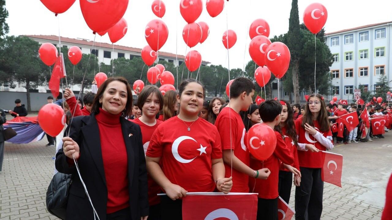 Karasu'da sokaklar kırmızı beyaza büründü