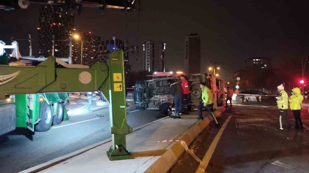 Kartal’da ambulans kazası: Hasta ve 2 sağlık personeli yaralandı