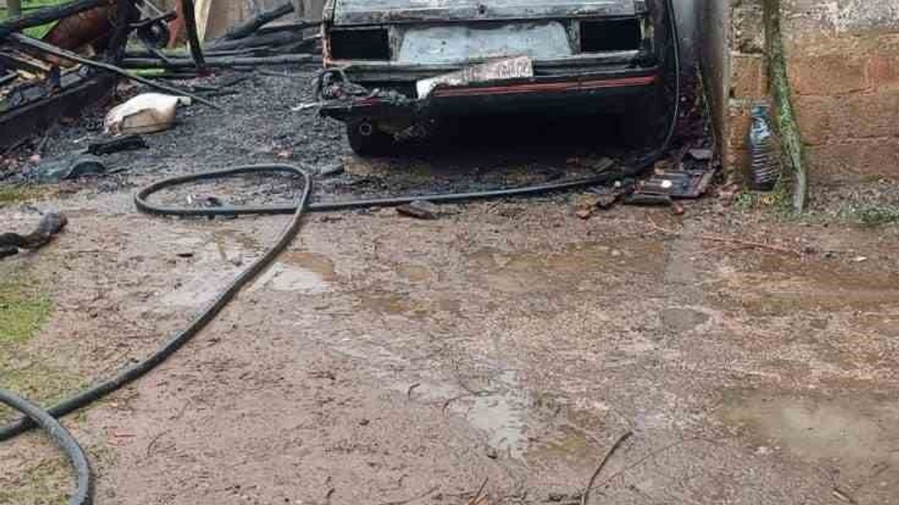 Kaynarca’da Otomobil Yangını Eve Sıçradı