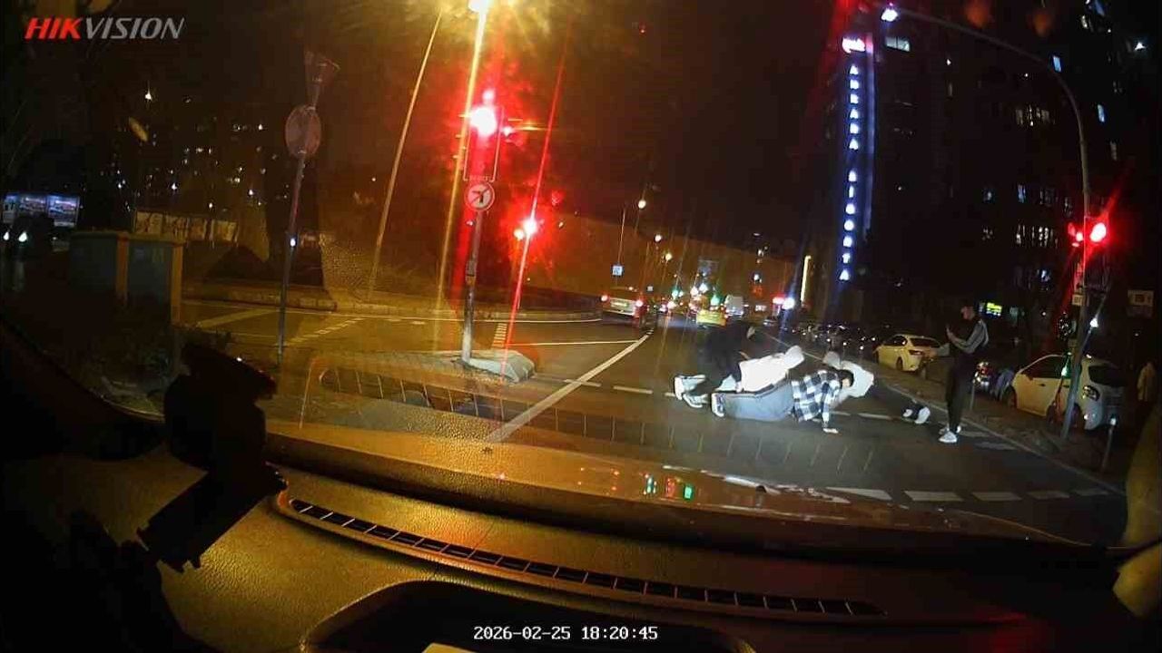 Araç Kamerasına Yansıyan İlginç Anlar: Yaya Geçidinde Şınav