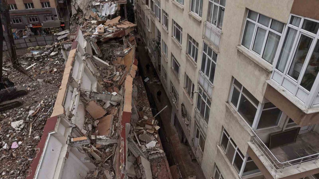 Küçükçekmece'de yıkımı yapılan binadan kopan beton parçaları yan binanın üzerine düştü