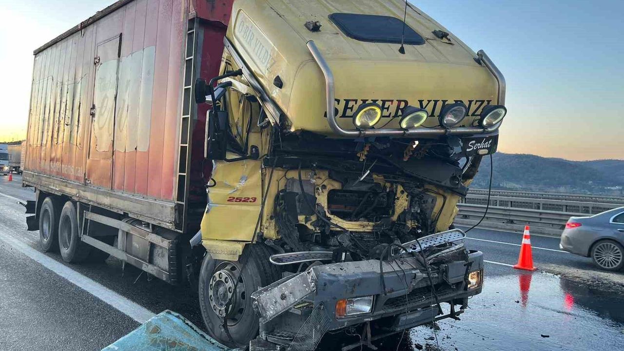 Kuzey Marmara’da Zincirleme Tehlike: Kamyon Tıra Çarptı