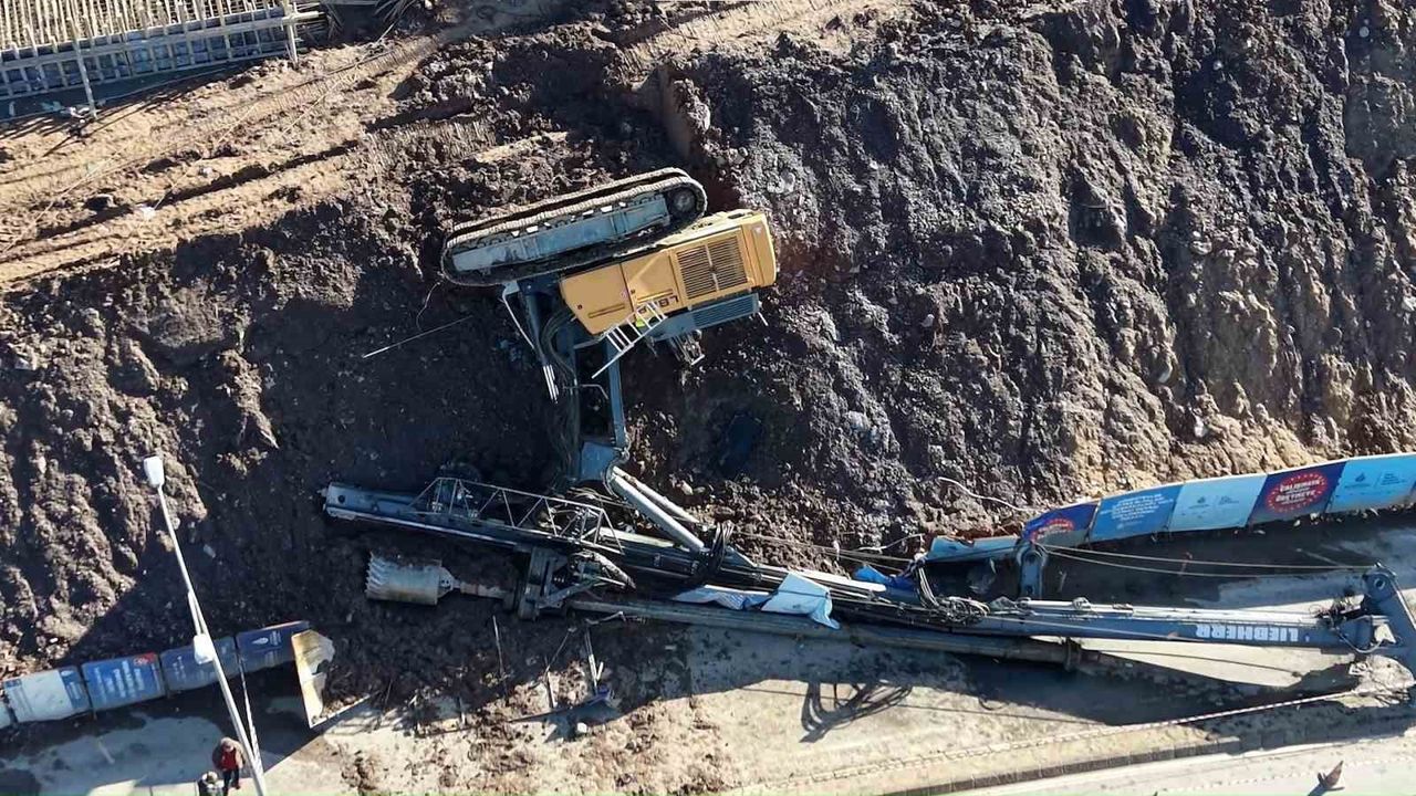 Maltepe Başıbüyük Yolu’nda iş makinesi devrildi