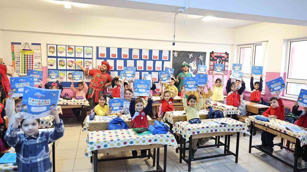 Öğrencilere çat kapı tiyatro sürprizi