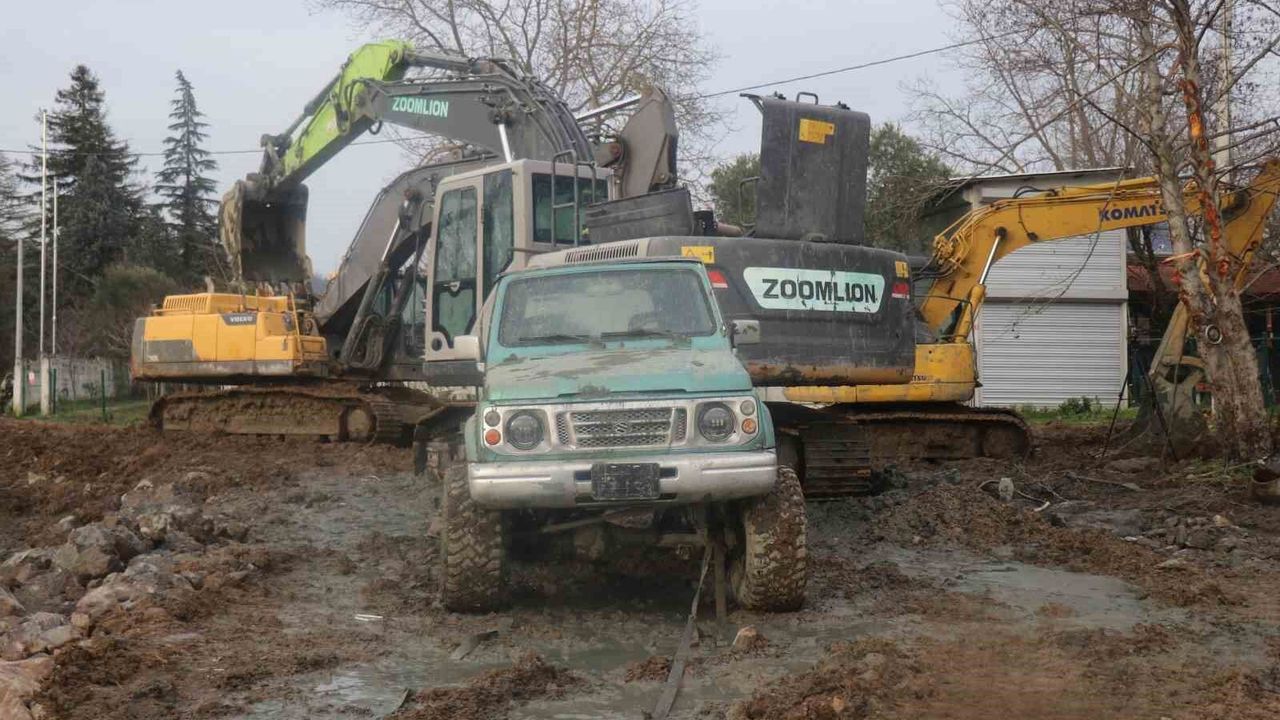 Sakarya'da 'fıkra gibi olay: Kurtarmaya gelen de battı