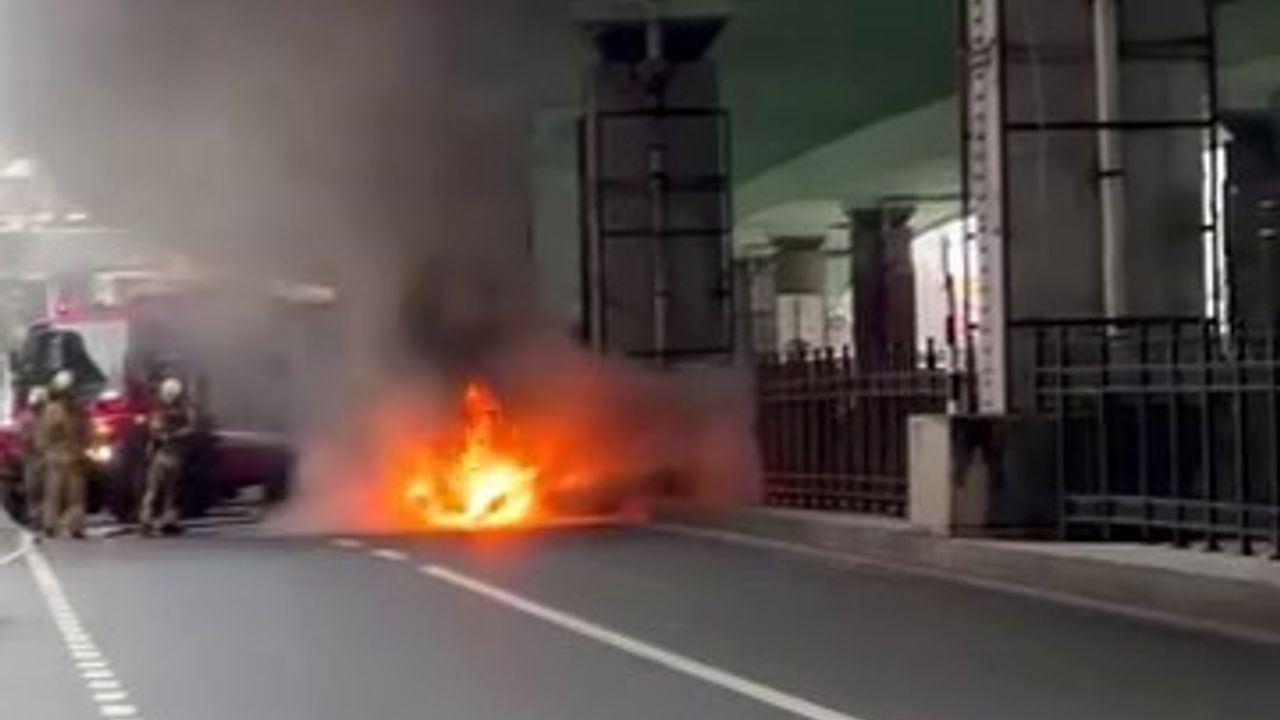 Seyir Halindeyken Yanan Araç Paniğe Neden Oldu