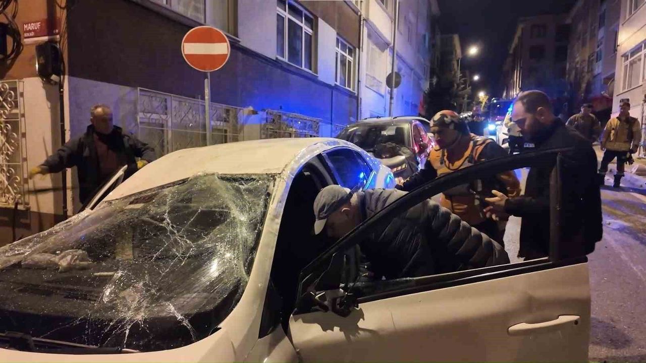 Üsküdar’da otomobil takla attı: Sürücü hafif yaralı