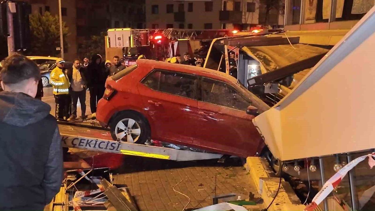 Virajı Alamayan Araç İş Yerini Yerle Bir Etti: İşte O Anlar