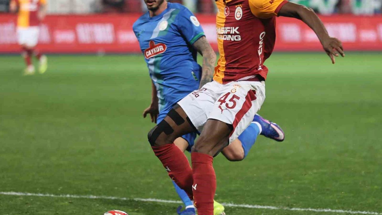 Victor Osimhen, bu sezonki gol sayısını 15'e çıkardı