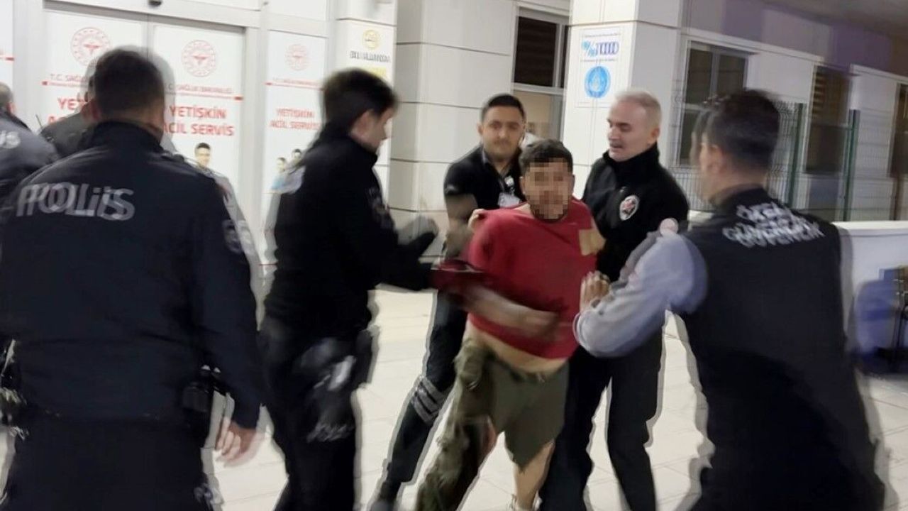 Bıçaklanan 2 yaralı sedyeden atlayıp gazetecilere saldırdı