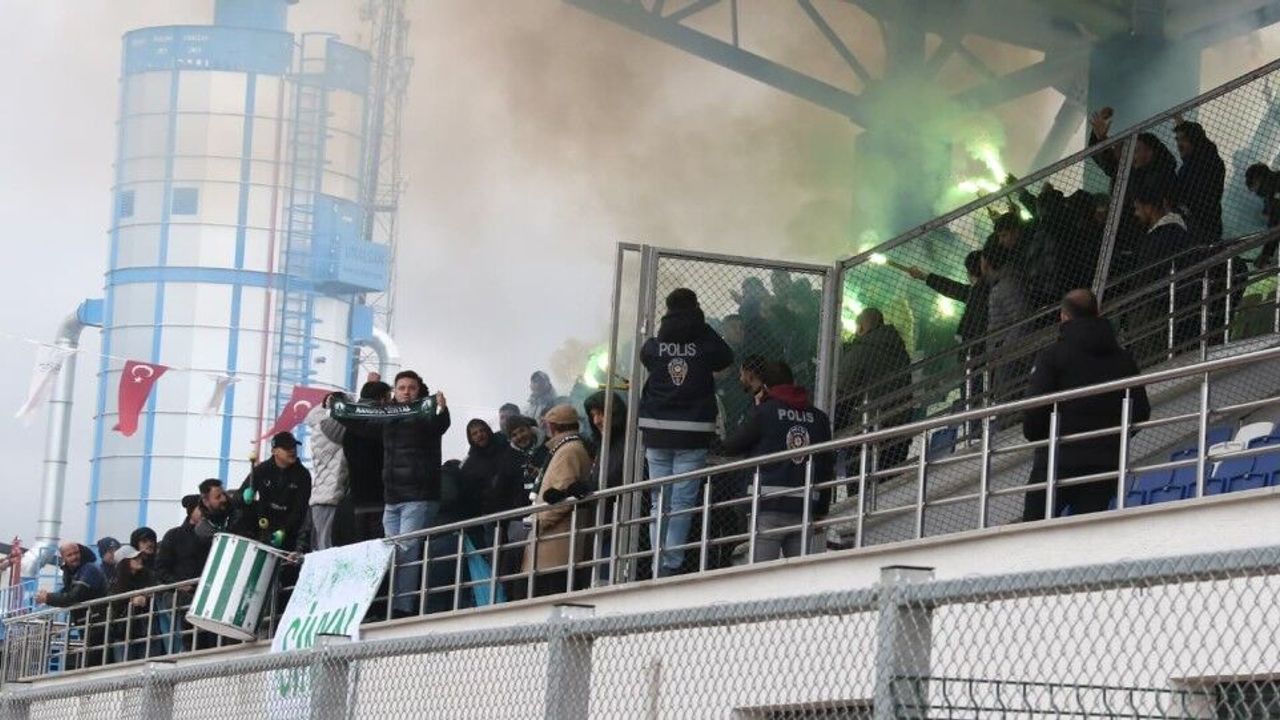 Alikahyaspor – Kandıra GB maçında taraftarlar arasında taşlı sopalı kavga