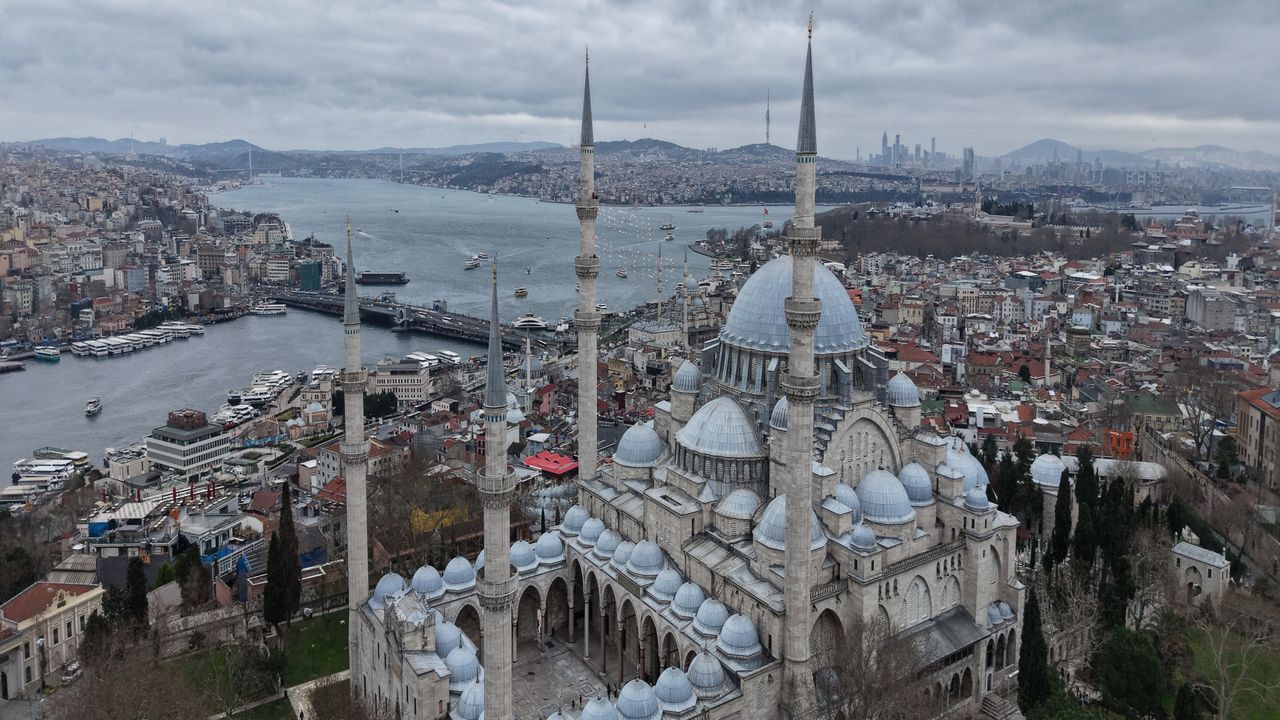 Osmanlı’dan miras mahya geleneği İstanbul semalarında Ramazan’ı müjdeledi