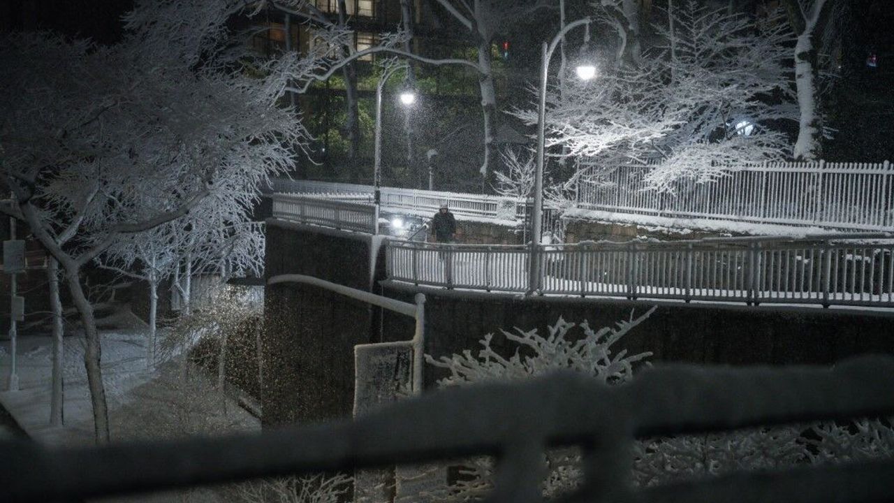 ABD'nin Kuzeydoğusunda Şiddetli Kar Fırtınası: Ulaşım Felç, Okullar Tatil