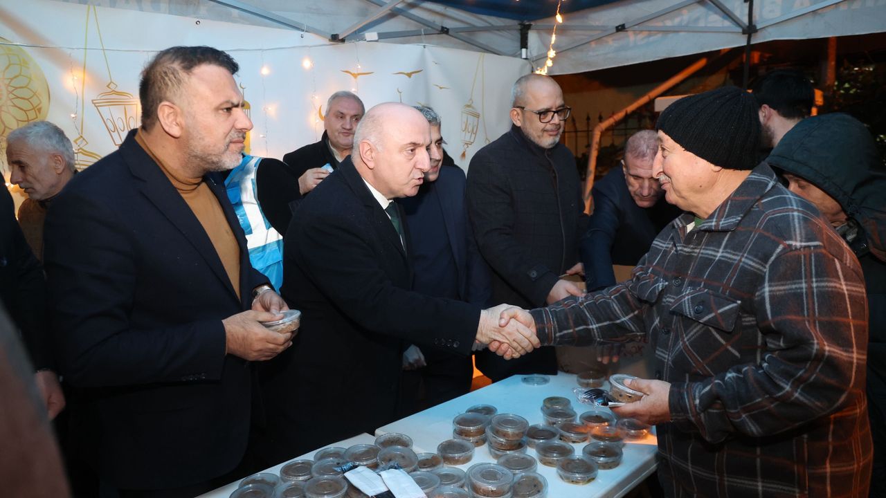 Başkan Bıyık İlk Teravihte Vatandaşla Buluştu