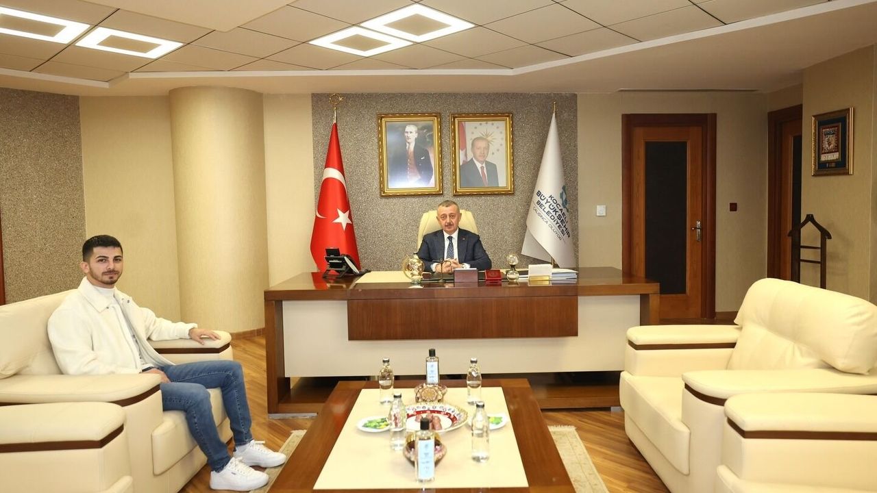 Başkan Büyükakın’ın makamında yoğun ziyaretçi trafiği