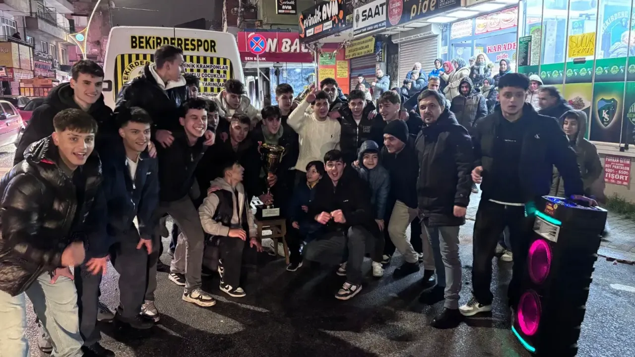 Bekirderespor zirveyi kaptı: U18 A Grubu’nda şampiyonluk geldi