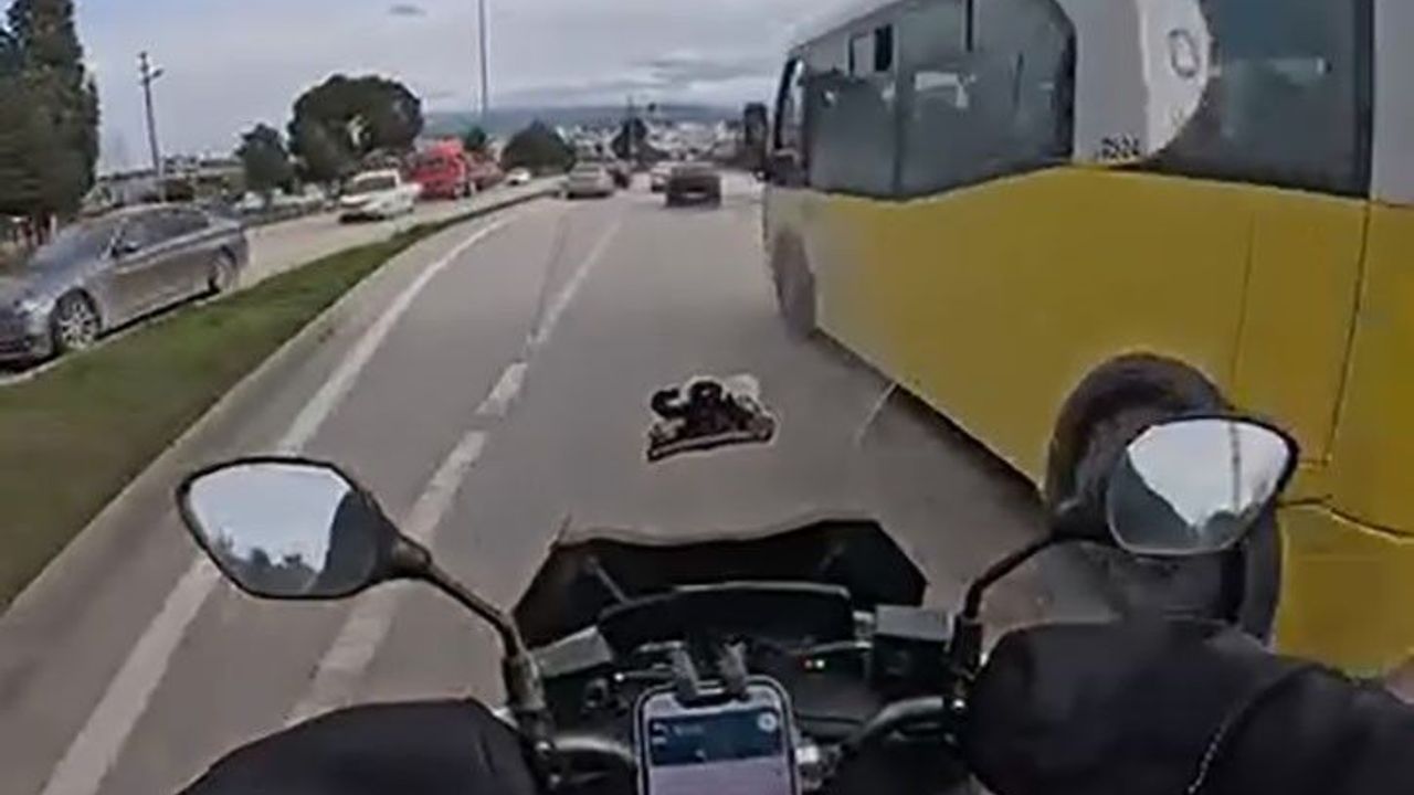 Motosikletli, Aniden Şeridine Giren Otobüsle Kaza Tehlikesi Atlattı