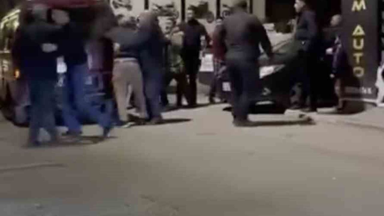 İki Aile Arasında Çıkan Kavga Sokaklara Taştı