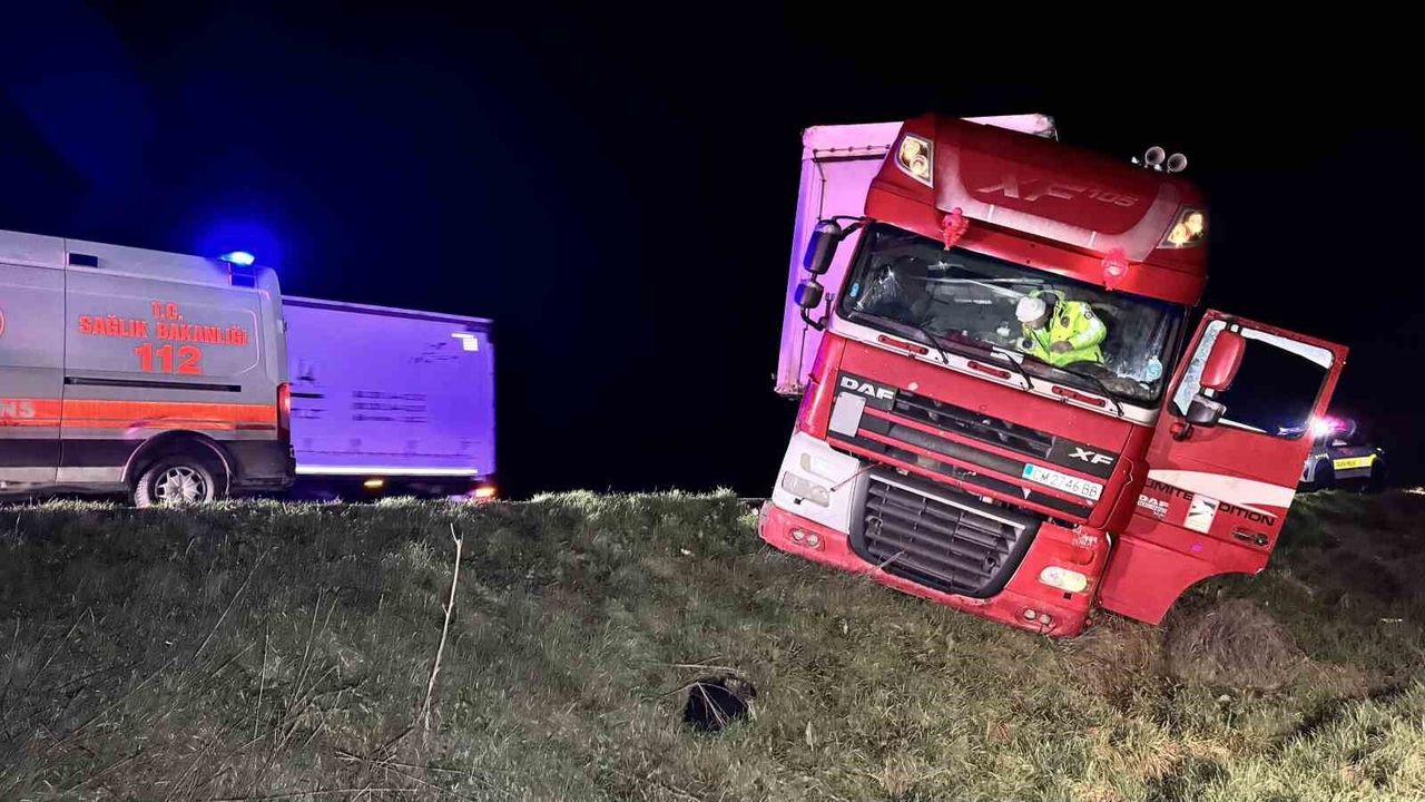 Sınır Kapısı Yolunda Korkutan Kaza: Tır Şarampolün Eşiğinde Asılı Kaldı