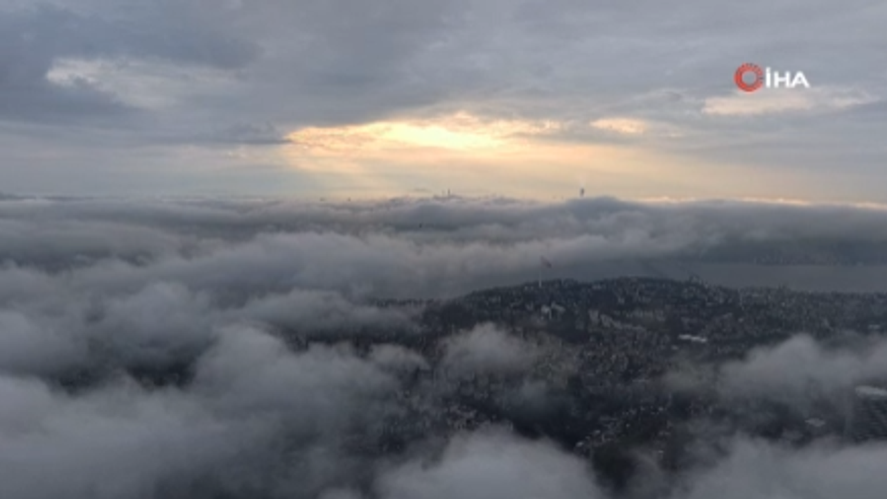İstanbul sisle uyandı: Gün doğumunda kartpostallık manzaralar oluştu