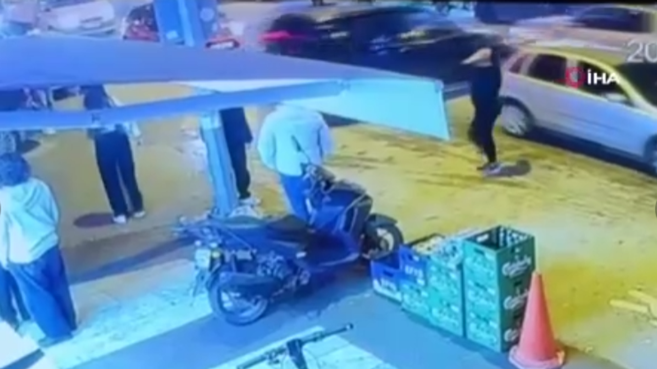 Denizli’de kontrolden çıkan otomobil yayaya çarptı: Kaza kamerada