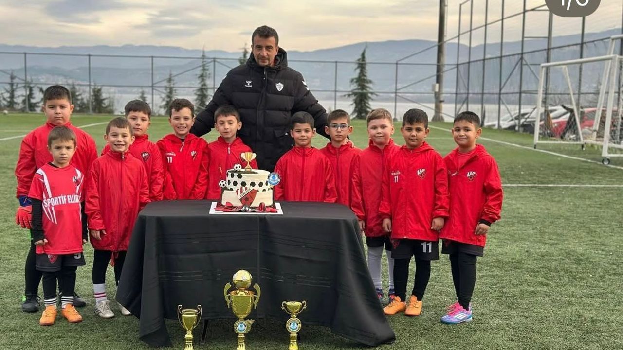 Eşmespor’da Velilerden Minik Şampiyonlara Pasta Sürprizi