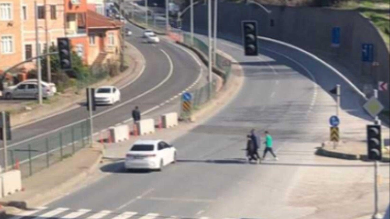 Halıdere Sakinleri Trafik Işıklarının Yeniden Çalışmasını İstiyor