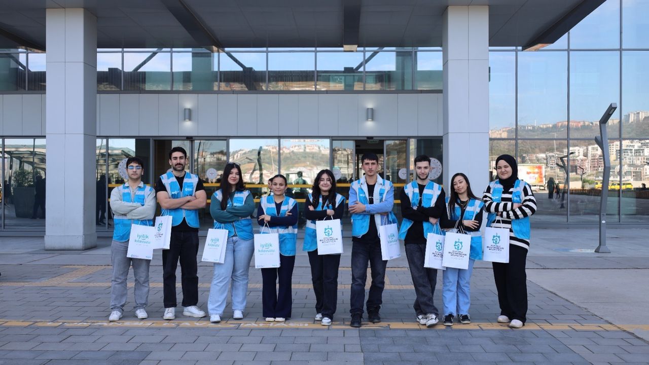 Akademi Lise Öğrencilerinden Hastanede Anlamlı Ziyaret