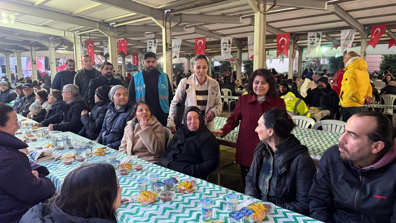 İzmit Belediyesi, Dayanışma Sofrasını Plajyolu’nda Kurdu