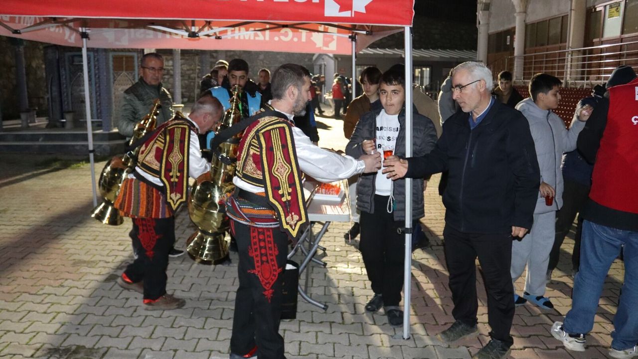 İzmit Belediyesi Teravih Sonrası Cemaate Şerbet ve Lokum İkram Etti