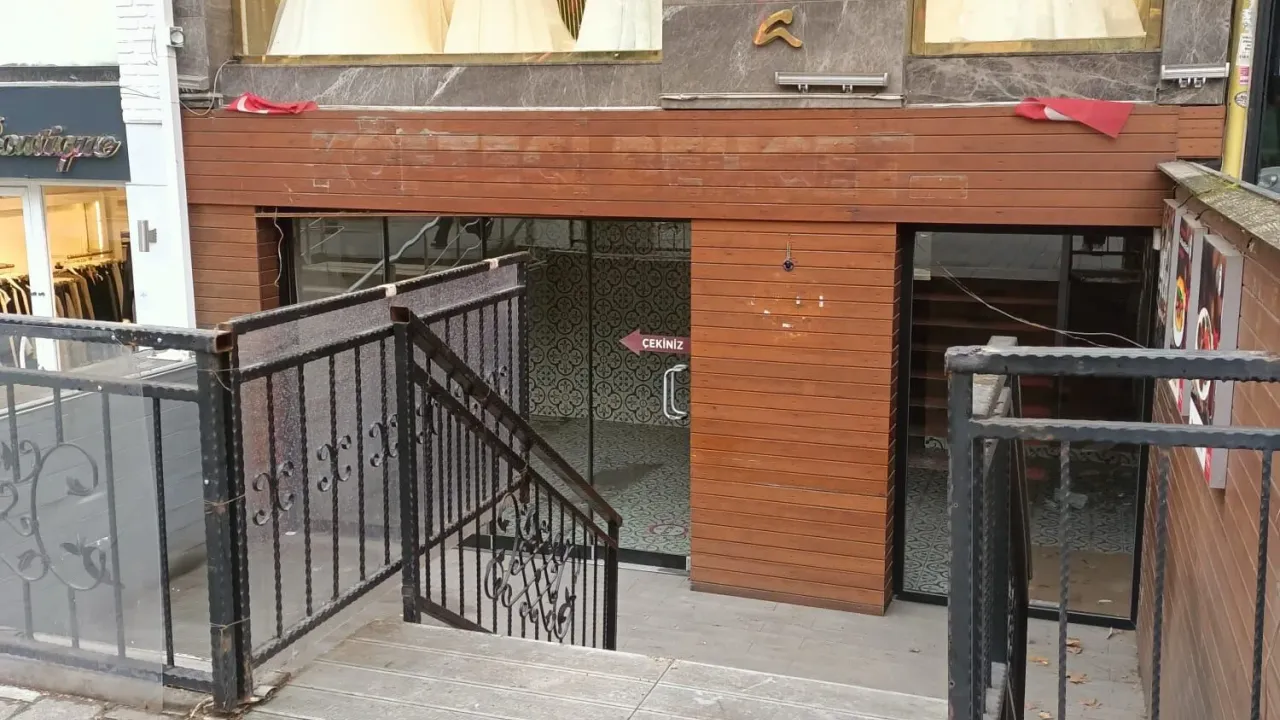 İzmit’in Simgesi Köfteci Behçet’in Kapanan Şubesinde Yeni Dönem Merak Ediliyor