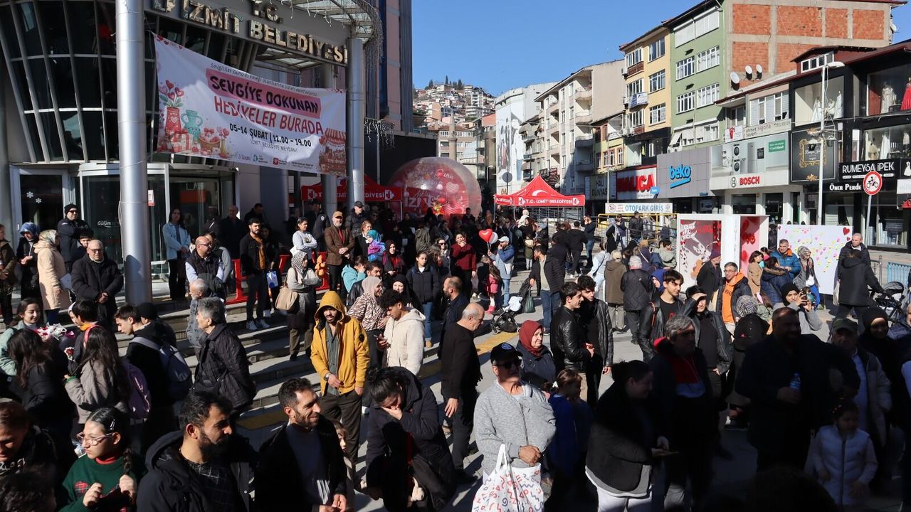 İzmit’te 14 Şubat Coşkusu Belediye Meydanı’nda Yaşandı