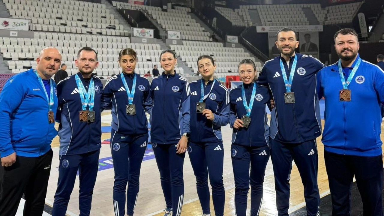 Kağıtsporlu karateciler Manisa’dan 8 madalyayla döndü