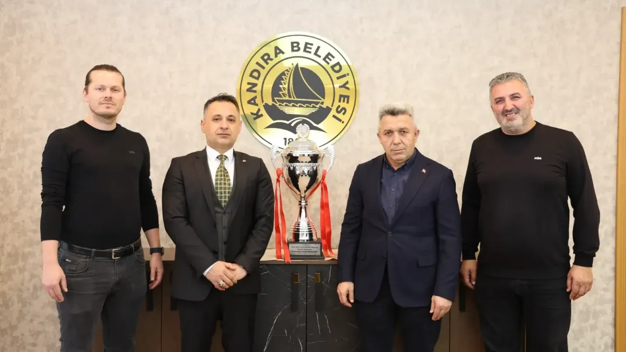 Kandıra GB Belediyespor Kupayla Başkan Erol Ölmez’i Ziyaret Etti