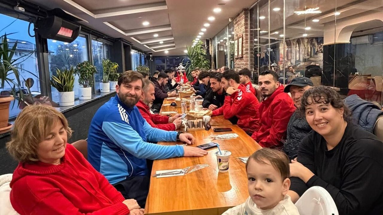 Kandıra Gençlerbirliği Şampiyonluğu Yemekle Kutladı