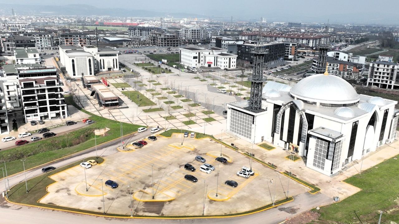 Kartepe Kent Meydanı Camii İlk Teravihle Açılıyor