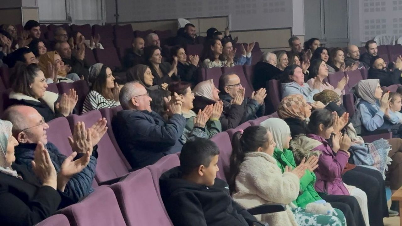 Kartepe’de tiyatro akşamı: “Git Başımdan” sahnelendi
